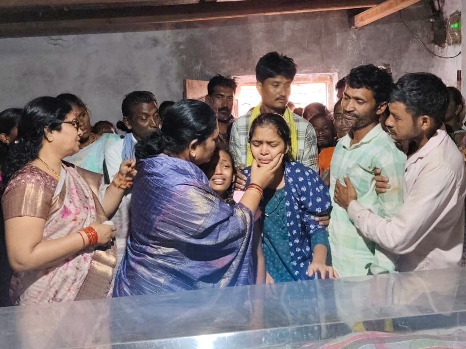 మృత దేహాలను చూసి కన్నీళ్లు పెట్టుకున్న MLA