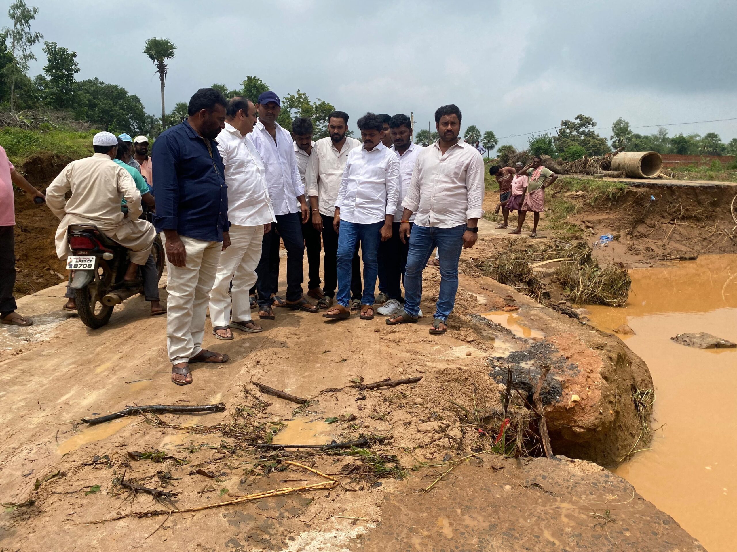 కొట్టుకుపోయిన కాజ్ వే పరిశీలించిన ఎమ్మెల్యే