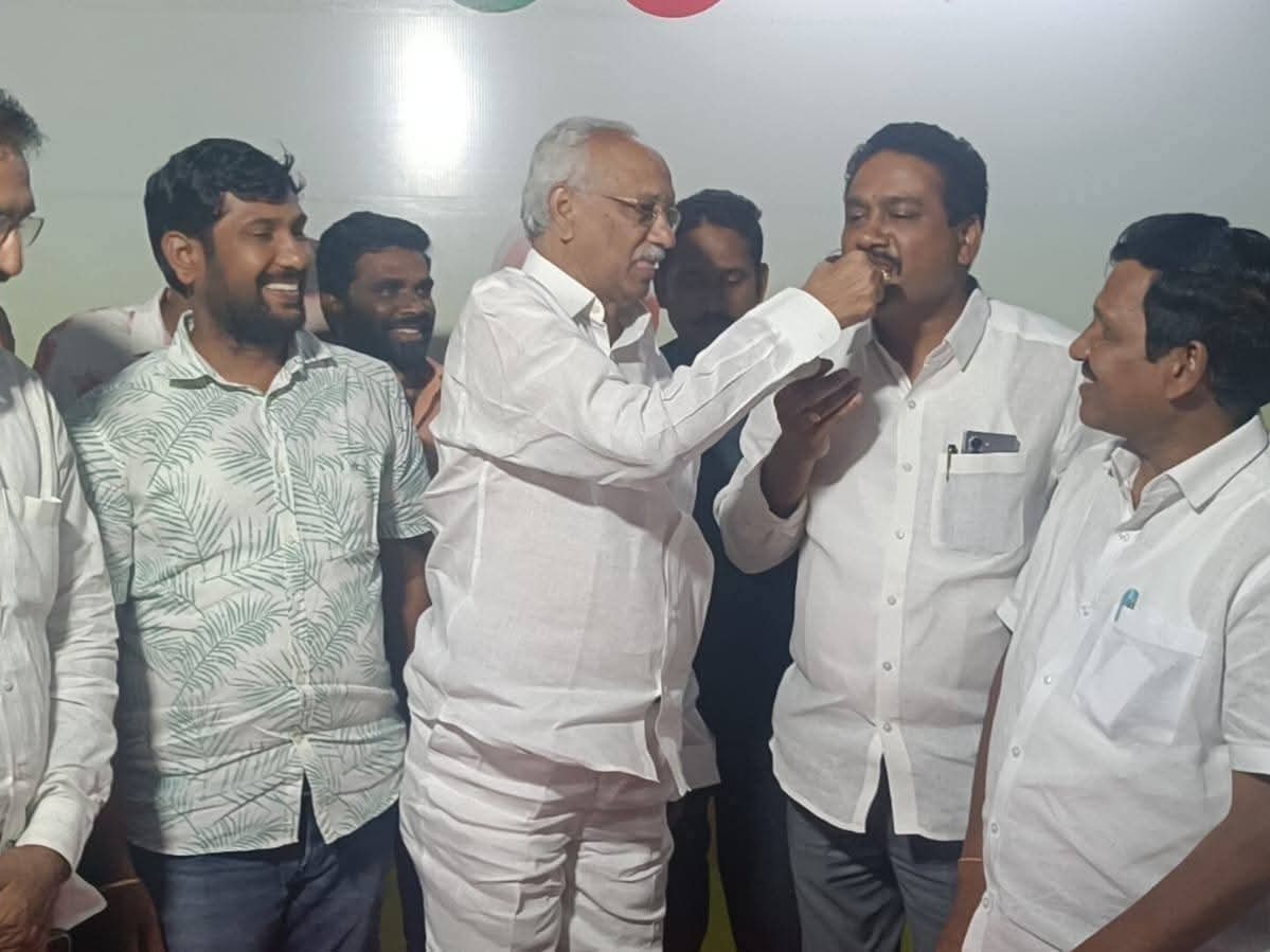ఏపీఐఐసీ డైరెక్టర్‌ను అభినందించిన ఎమ్మెల్యే