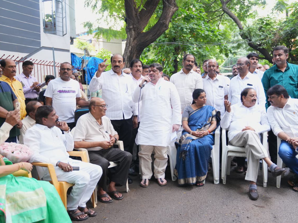 కాలనీ ప్రజలతో మంత్రుల ముఖాముఖి