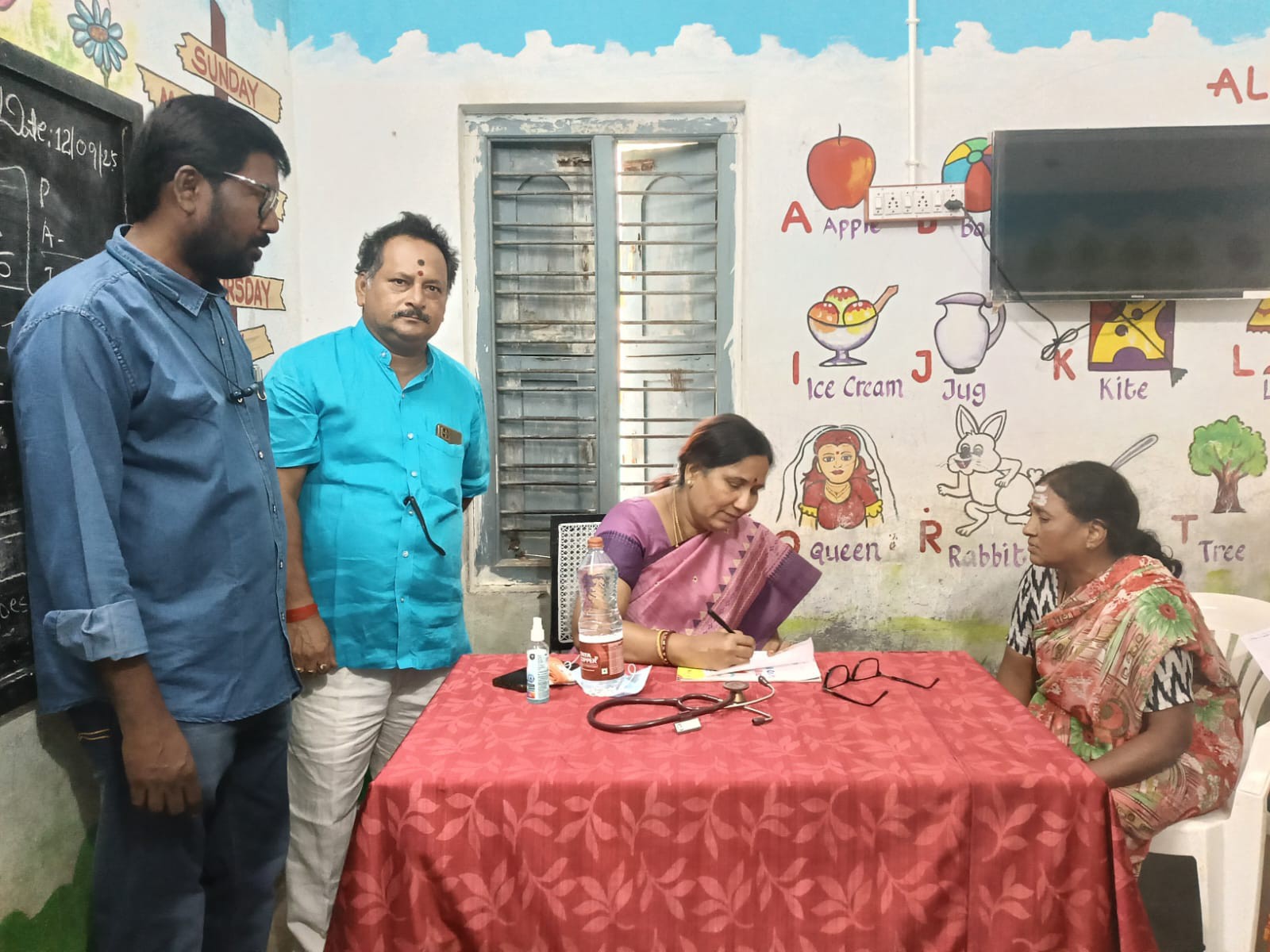 పట్టణంలో మహిళలకు ఉచిత వైద్య శిబిరం
