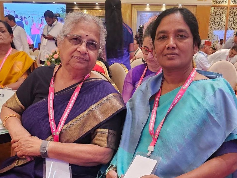 సుధా మూర్తిని కలిసిన ఎమ్మెల్యే పరిటాల సునీత