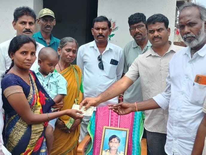 ‘బాధిత కుటుంబానికి ఆర్థిక సాయం అందజేత’