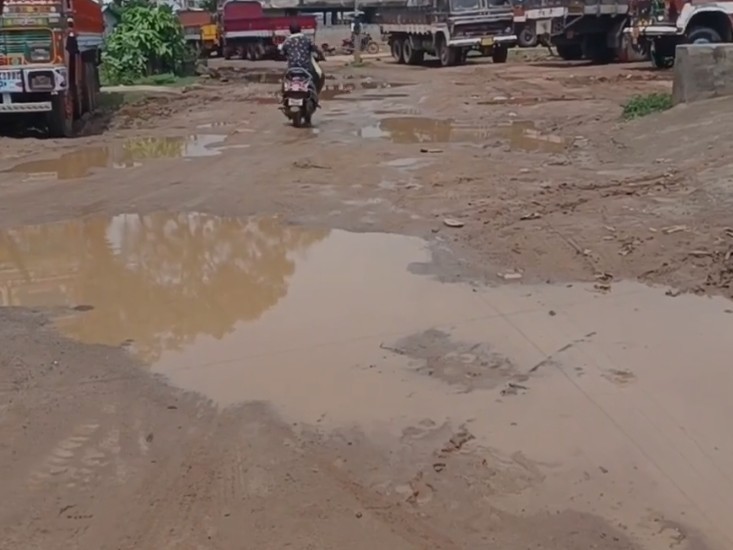 గోకవరంలో అధ్వానంగా ప్రధాన రహదారి
