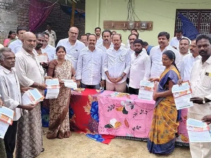 సీఎం సహాయ నిధి చెక్కులను పంపిణీ చేసిన ఏమ్మెల్యే