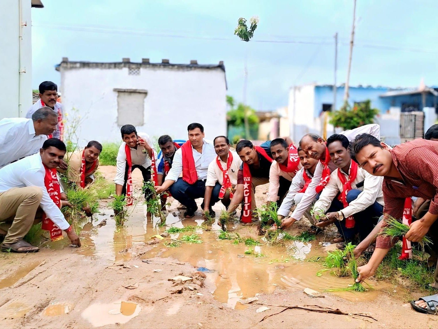 రోడ్డుపై వరి నాట్లు వేసి నిరసన