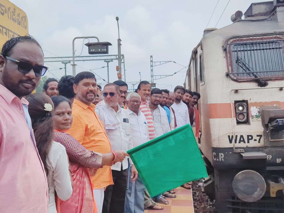 జెండా ఊపి రైలు ప్రారంభించిన MLA