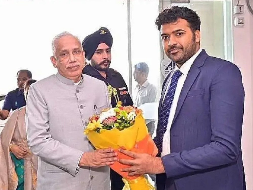 రాష్ట్ర గవర్నర్‌ను స్వాగతం పలికిన జాయింట్ కలెక్టర్