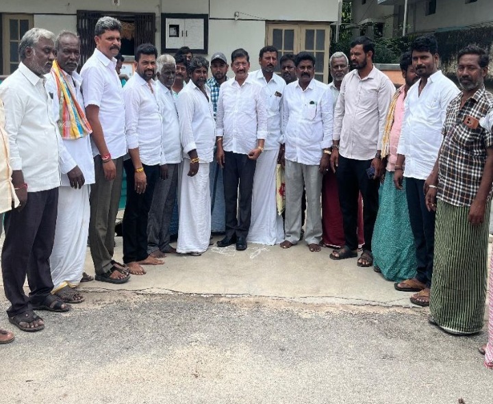 కర్నూలు ఎంపీని కలిసిన మనేకుర్తి ప్రజలు