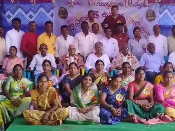 26 ఏళ్లకు కలుసుకున్న పూర్వ విద్యార్థులు