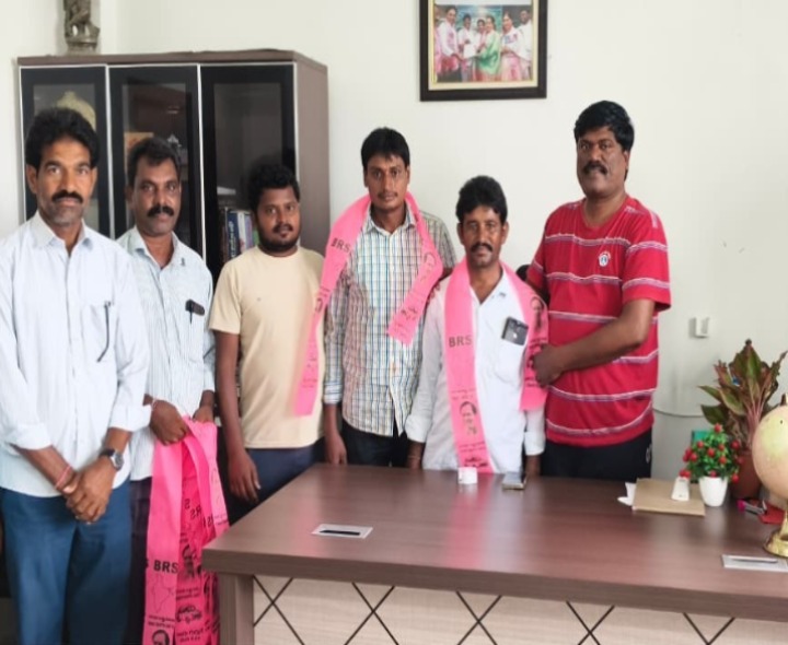 మాజీ ఎమ్మెల్యే సమక్షంలో BRS చేరికలు