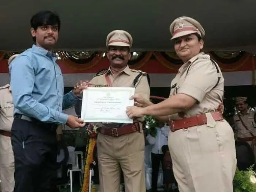 అడిషనల్ ఎస్పీని అభినందించిన ఎస్పీ జానకి