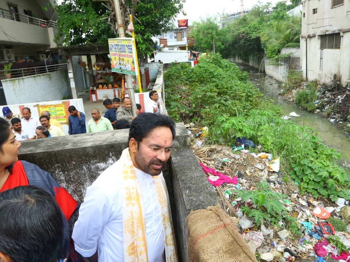 మారుతి నగర్ బస్తీలలో విస్తృతంగా పర్యటించిన కేంద్రమంత్రి