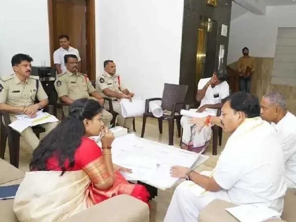 బ్రహ్మోత్సవాలపై పోలీస్, విజిలెన్స్‌తో మంత్రి సమీక్ష సమావేశం