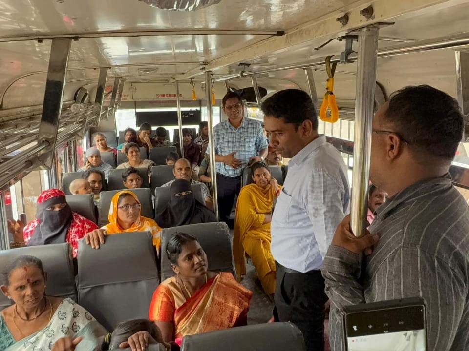 స్త్రీ శక్తి ఉచిత బస్సు పథకాన్ని పరిశీలించిన కలెక్టర్