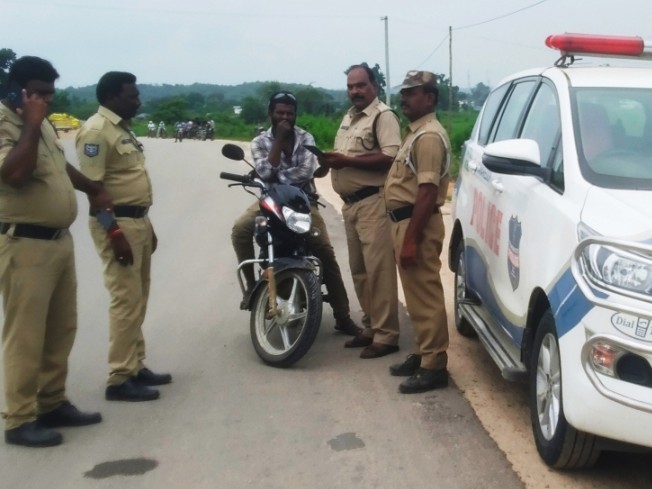 ‘మైనర్లకు వాహనాలను తల్లిదండ్రులు ఇవ్వద్దు’