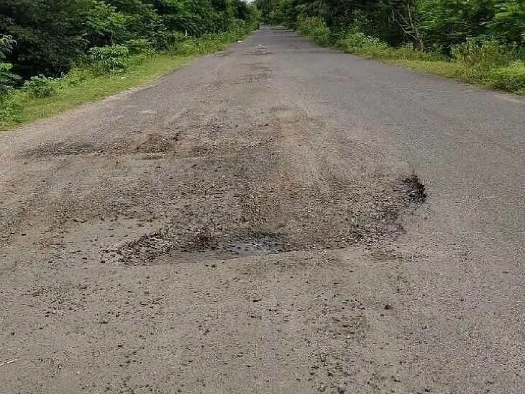 గుంతల రోడ్లతో వాహనదారుల అవస్థలు