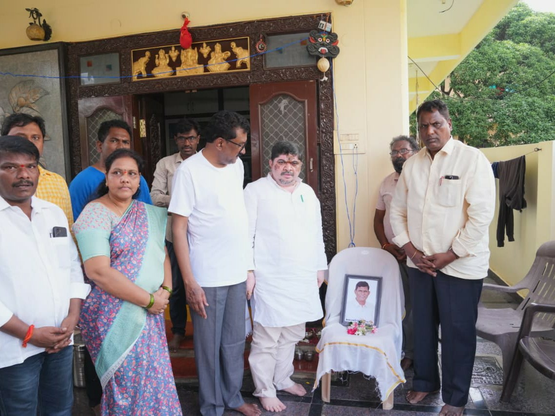 చక్రపాణి కుటుంబ సభ్యులను పరామర్శించిన మంత్రులు