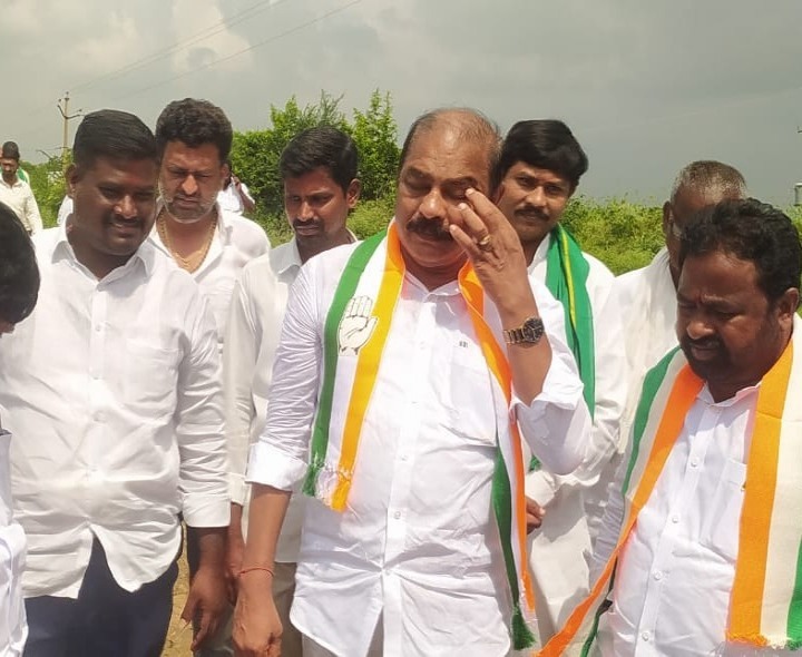 తరిగొప్పులలో పర్యటించిన డీసీసీ అధ్యక్షుడు కొమ్మూరి