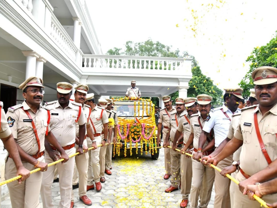 ఎస్పీకి ఘనంగా వీడ్కోలు పలికిన పోలీసు సిబ్బంది