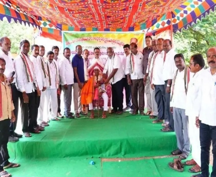 అటెండర్‌కు పూర్వ విద్యార్థుల చేయూత