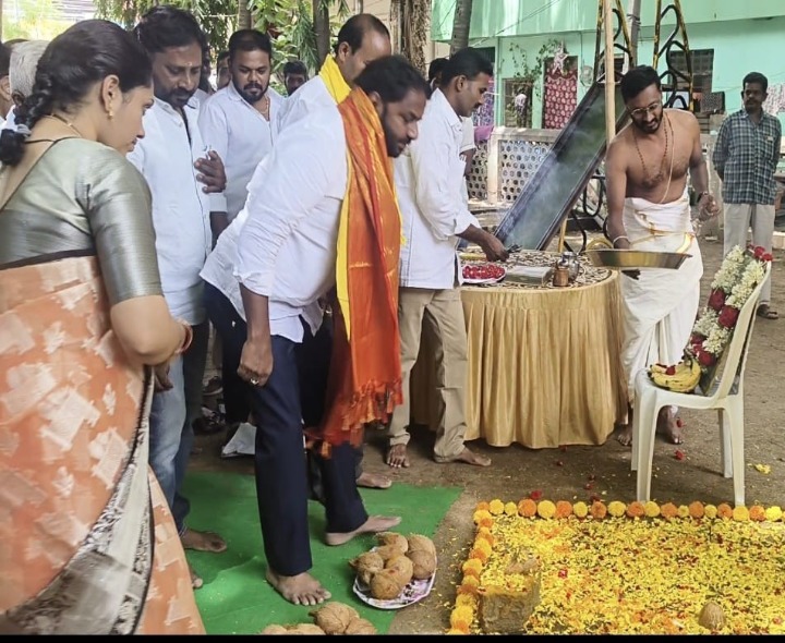 అభివృద్ధి పనులకు భూమి పూజ చేసిన ఎమ్మెల్యే.
