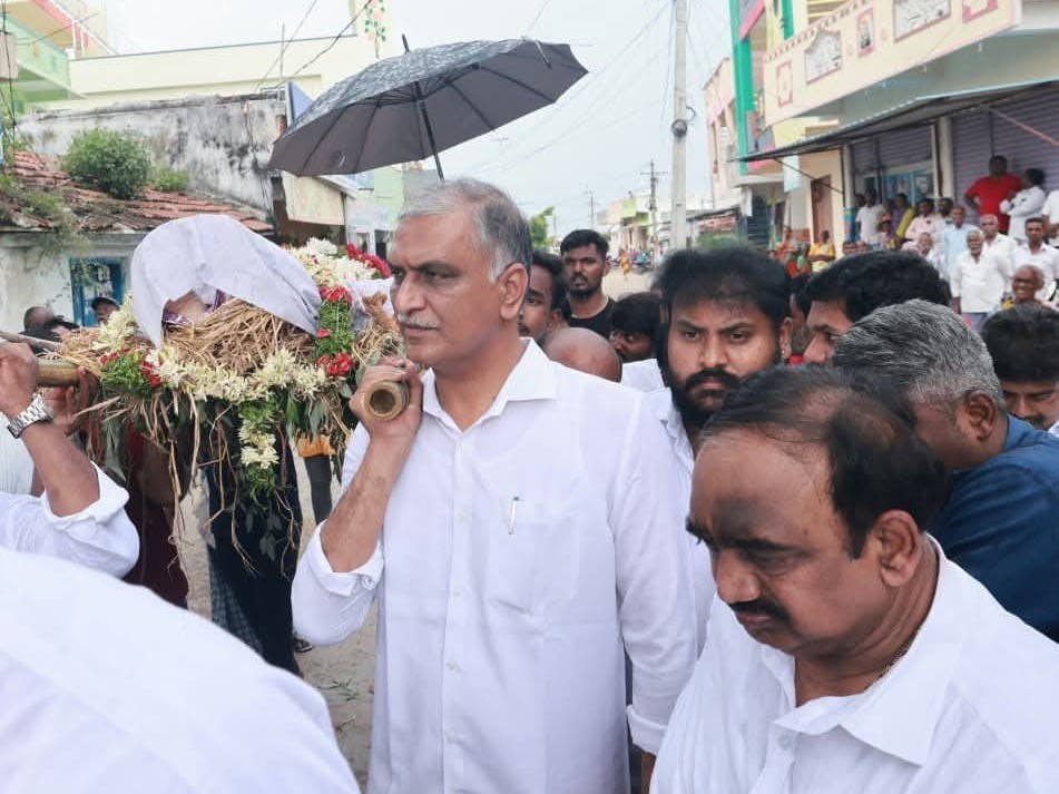పార్థివదేహానికి నివాళులర్పించిన మాజీ మంత్రి