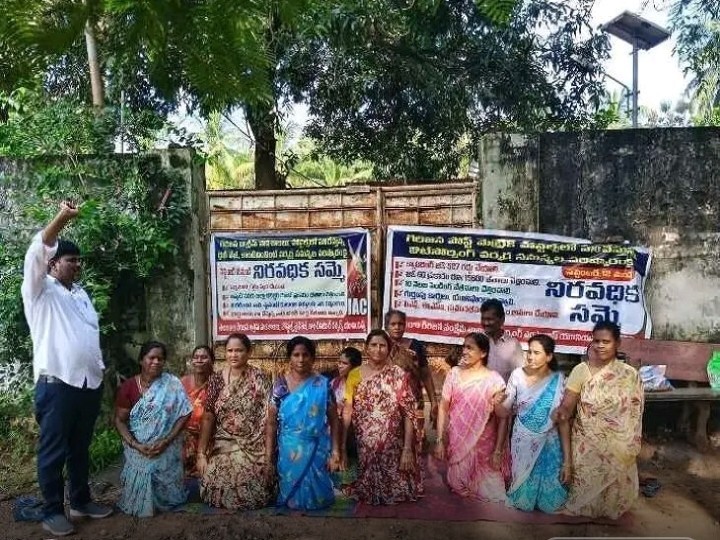 మోకాళ్లపై నిలబడి నిరసన