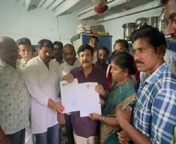 రూ.5 లక్షల భీమా చెక్కును అందజేసిన మంత్రి