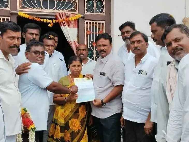 సీఎంఆర్ఎఫ్‌లు చెక్కుల పంపిణీ చేసిన ఎమ్మెల్యే