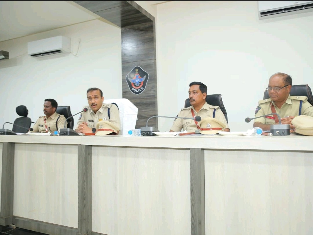 గుంటూరు పోలీస్ అధికారులతో సమావేశమైన ఎస్పీ