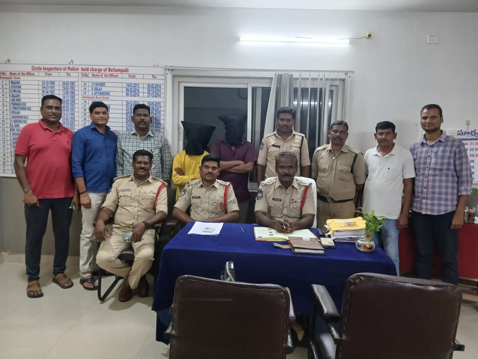 రైతు వేదికలో దొంగతనం చేసిన వ్యక్తుల అరెస్ట్