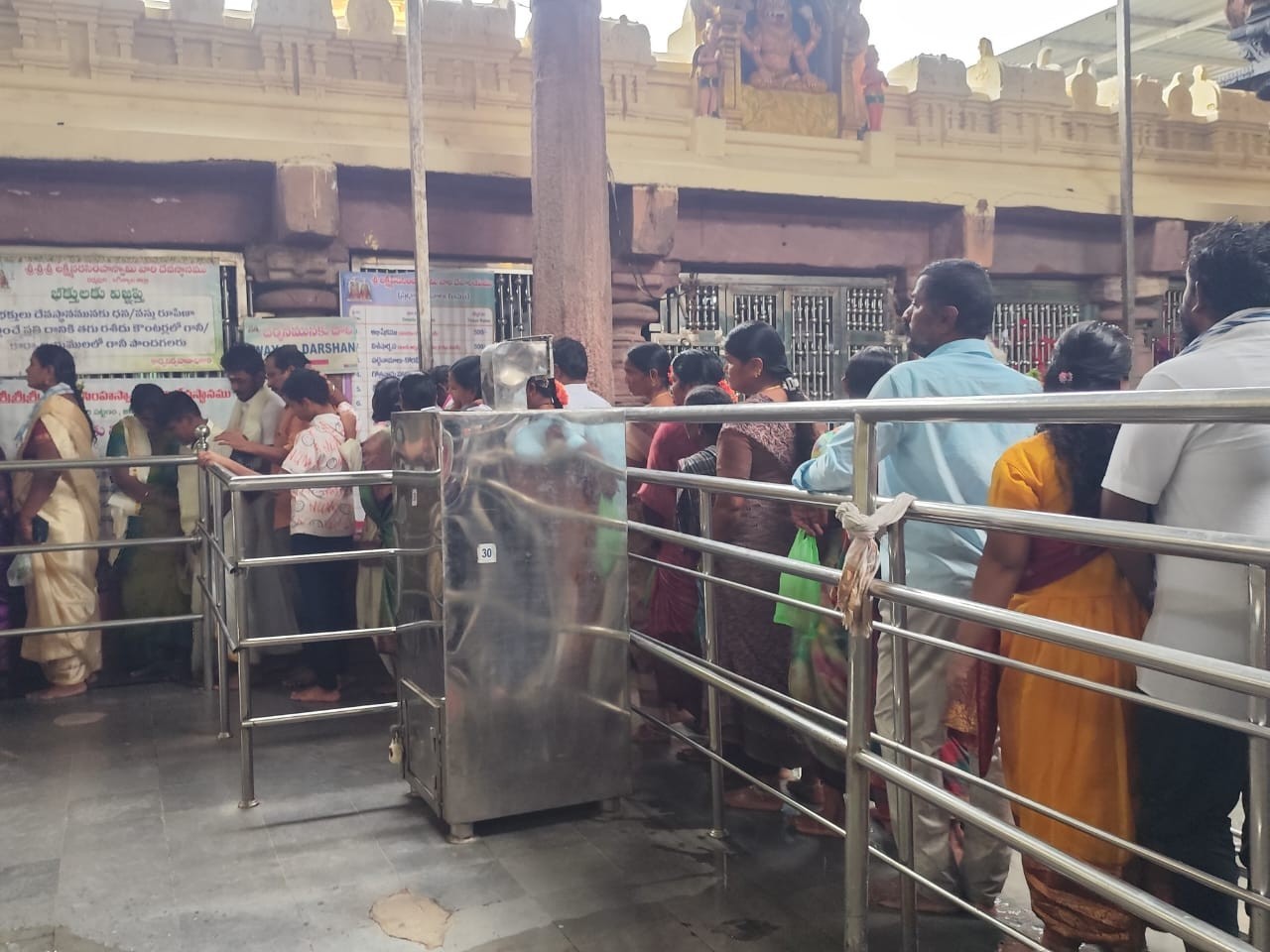 ధర్మపురి శ్రీ లక్ష్మీనరసింహస్వామి ఆలయంలో భక్తుల సందడి