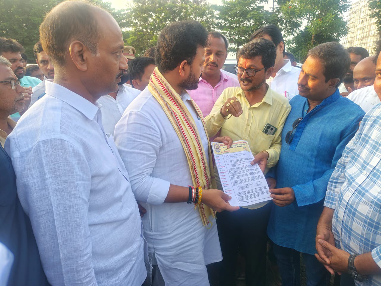కేంద్రమంత్రికి వినతిపత్రం అందజేత
