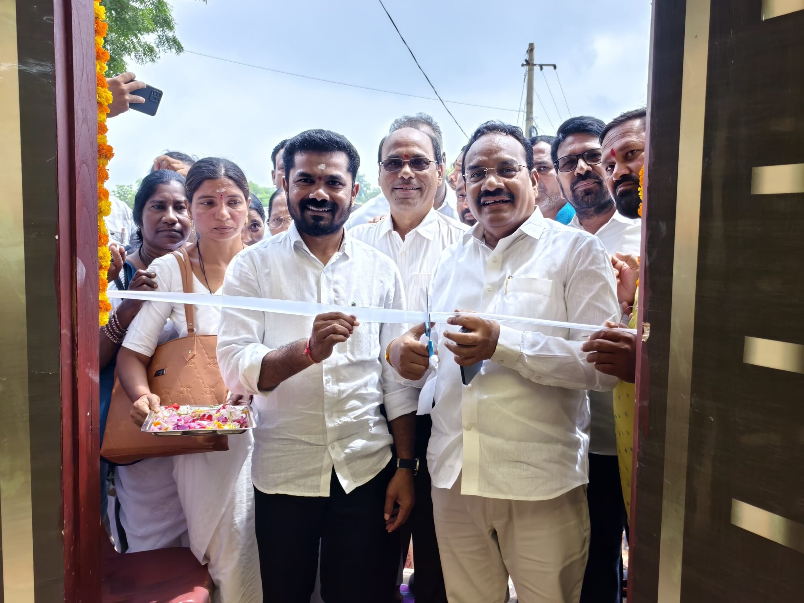 ఆరోగ్య ఉప కేంద్రంను ప్రారంభించిన ఎమ్మెల్యే, ఎంపీ