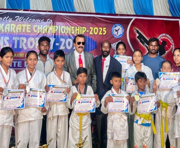 కరాటే పోటీల్లో చెత్త చాటుకున్న విద్యార్థులు