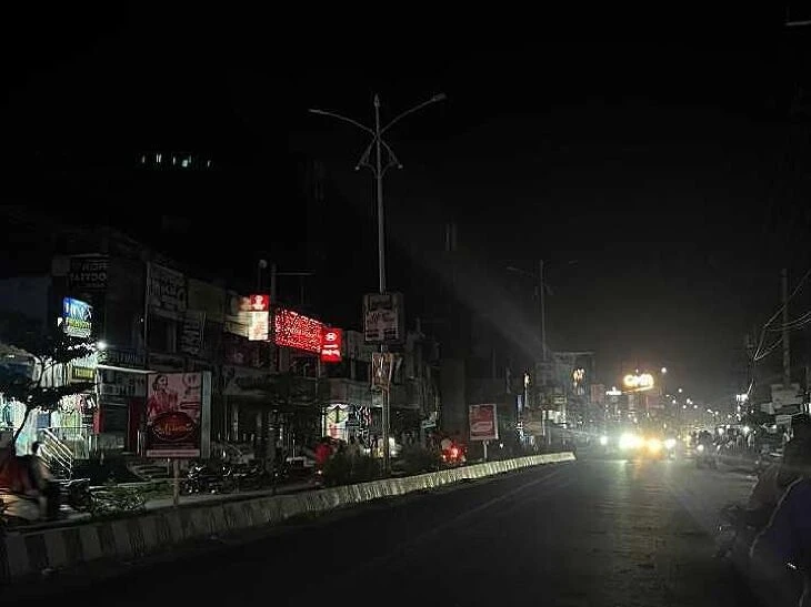 చిమ్మ చీకట్లో నరసన్నపేట ప్రధాన రహదారి