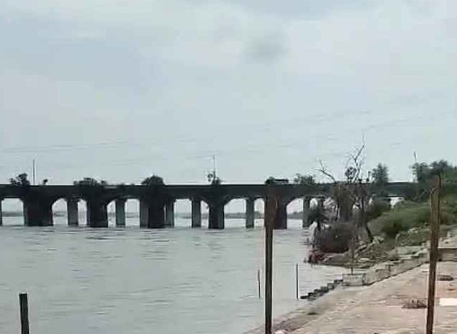 ‘ఉరకలేస్తూ ప్రవహిస్తున్న గోదావరి నది’