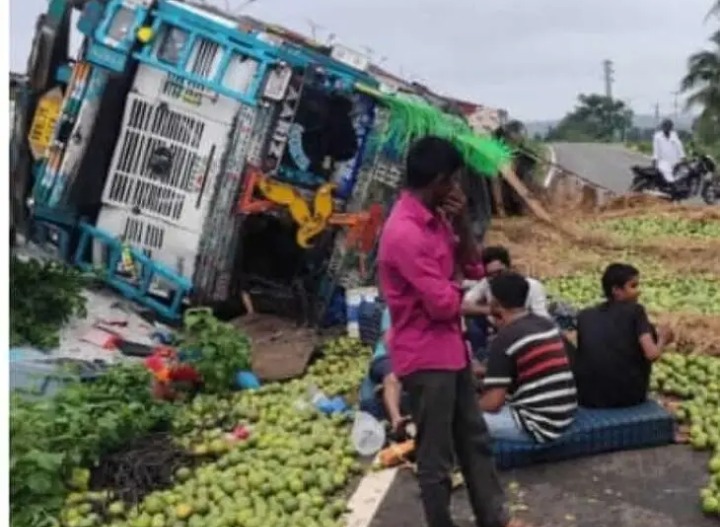 అదుపు తప్పి లారీ బోల్తా