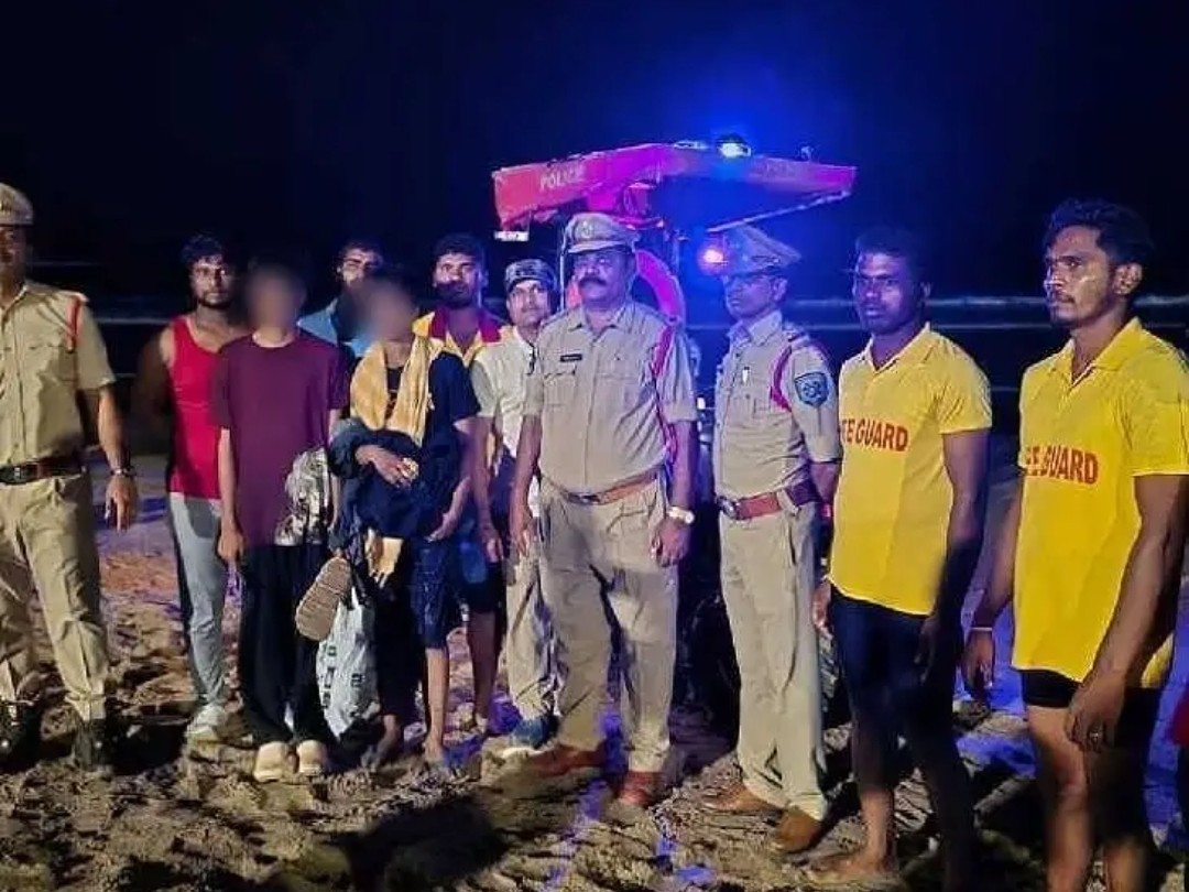 రుషికొండ బీచ్‌లో ఇద్దరు బాలురు గల్లంతు
