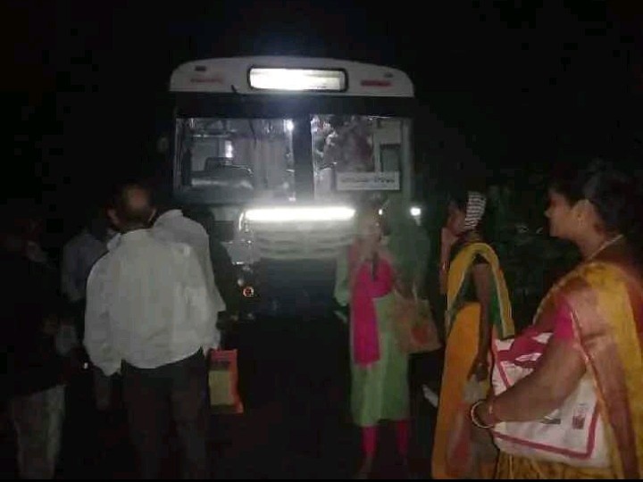 రాత్రివేళ నడిరోడ్డుపై ఆగిన బస్సు