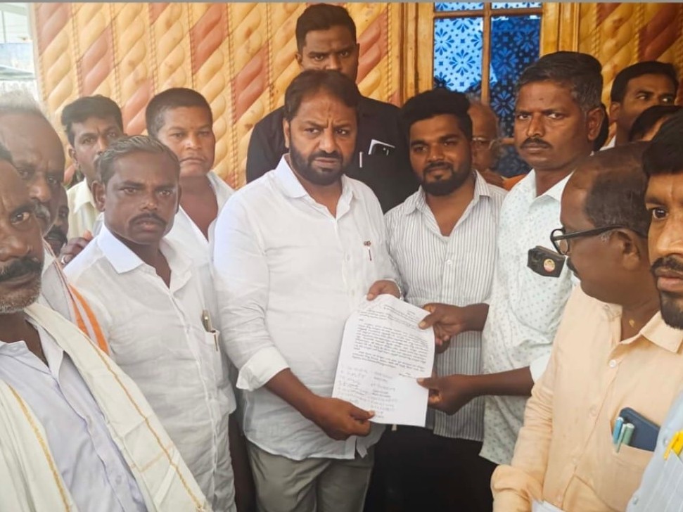 రోడ్డు వేయాలంటూ గ్రామ ప్రజలు ఎమ్మెల్యేకు వినతి.