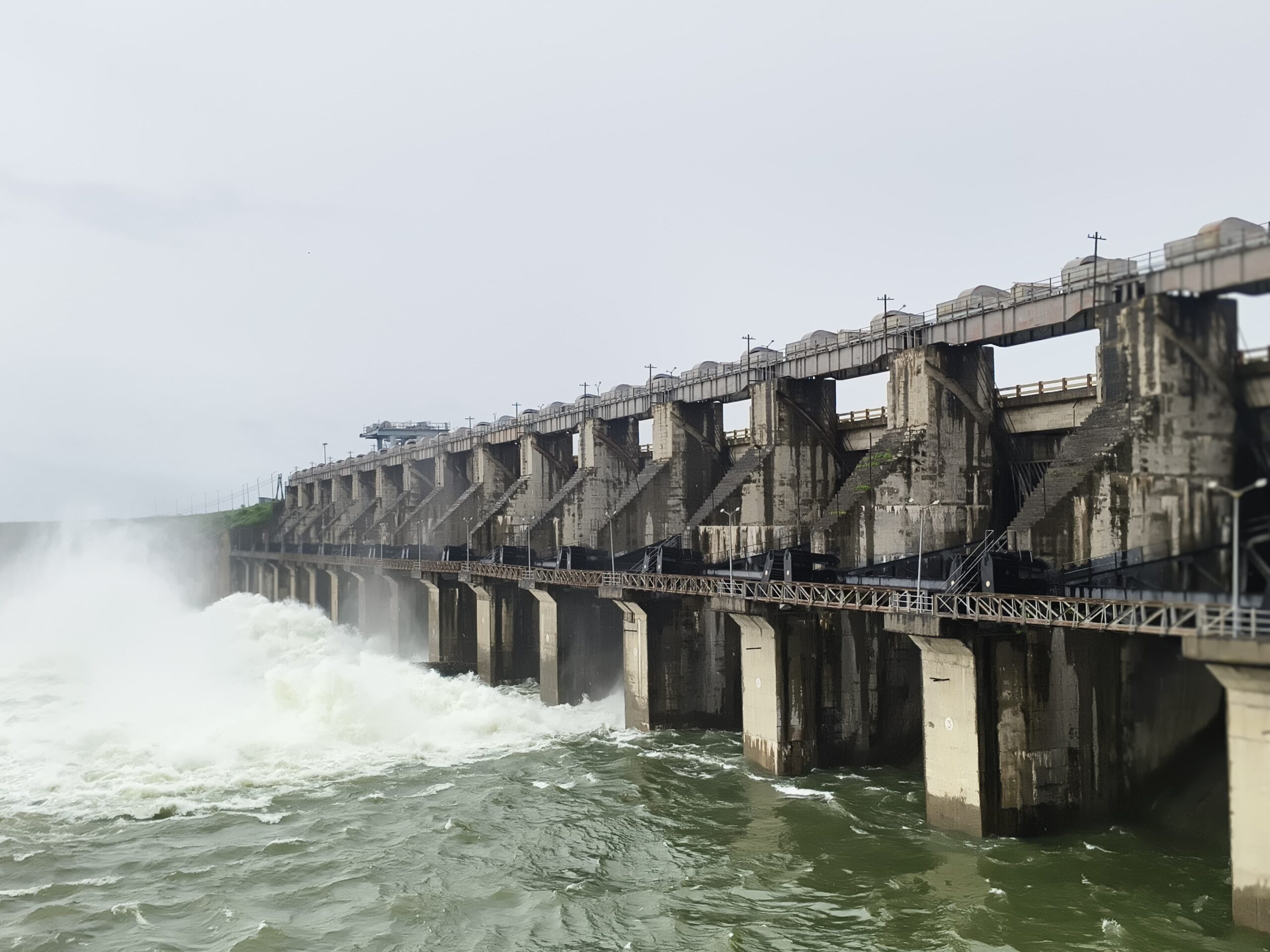 సింగూర్ ప్రాజెక్ట్ 3 గేట్లు ఎత్తివేత