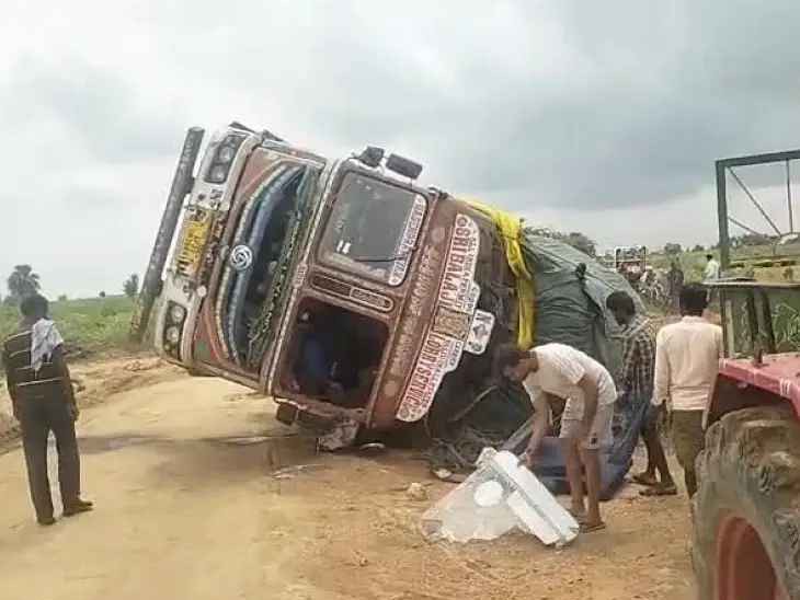 కౌతాళంలో లారీ బోల్తా.. తప్పిన పెను ప్రమాదం