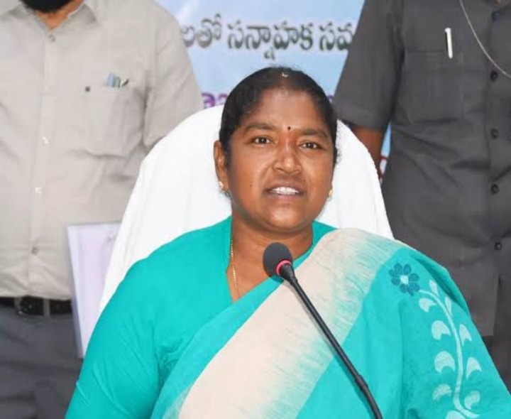 మేడారం అడవి మార్గంలో కొత్త రోడ్లు: మంత్రి