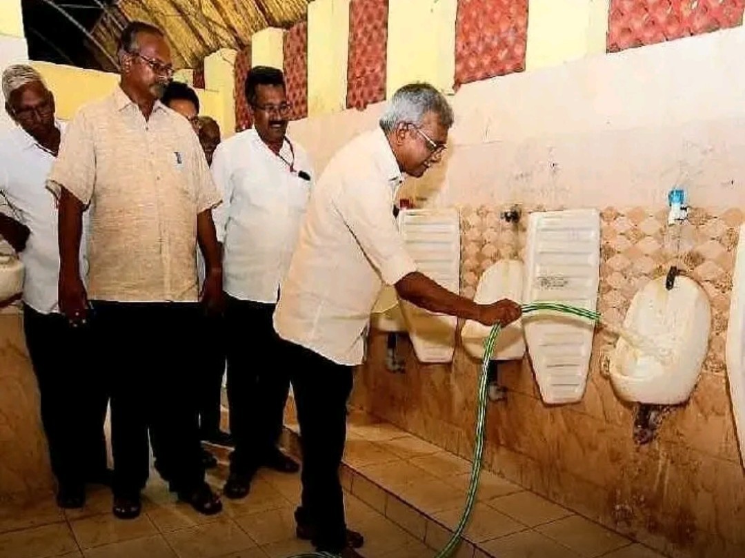 మెడికల్ క్యాంపు వద్ద టాయిలెట్ క్లీన్ చేసిన సీపీఎం