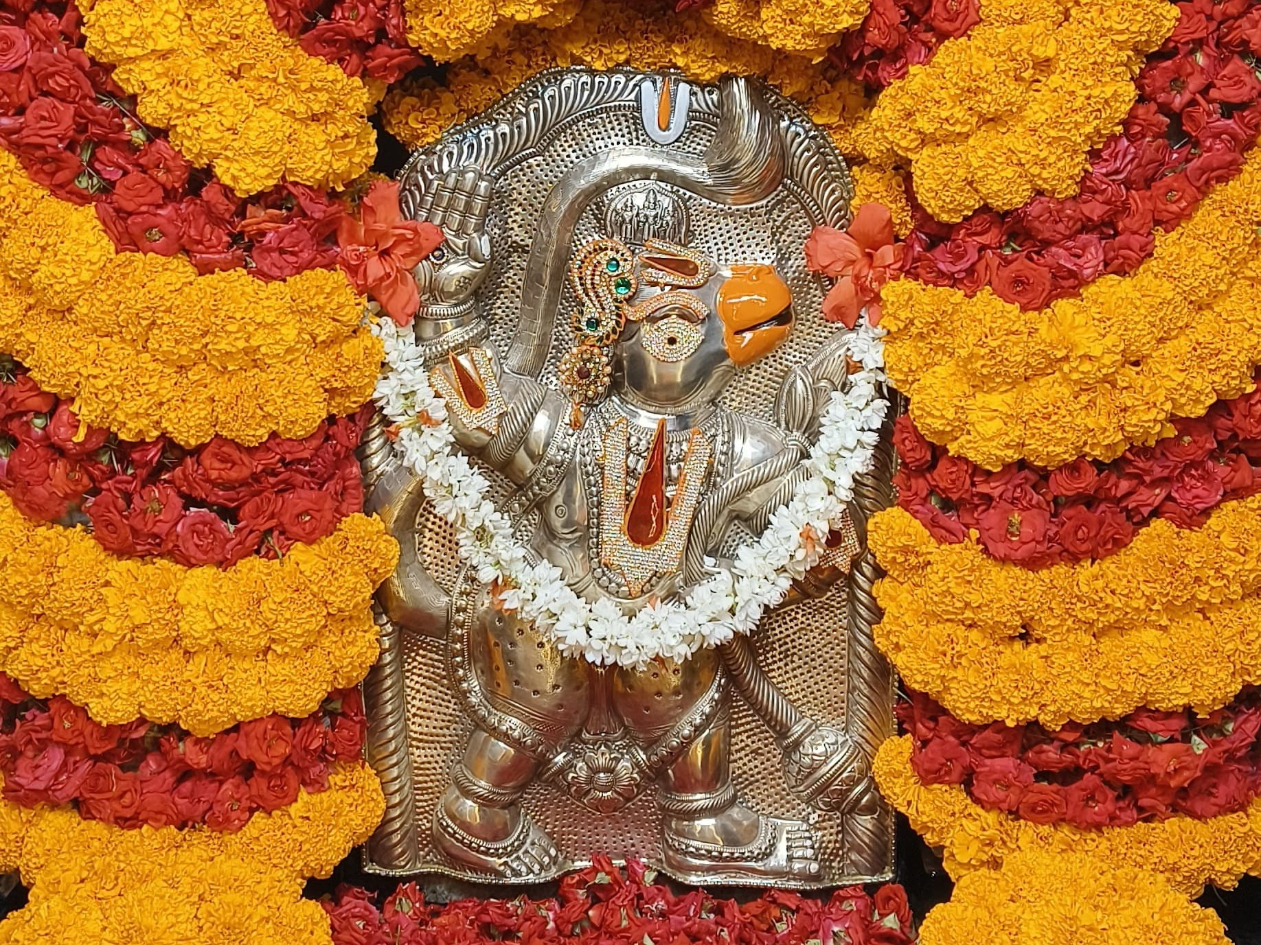 విశేష అలంకరణలో వరాల ఆంజనేయస్వామి.