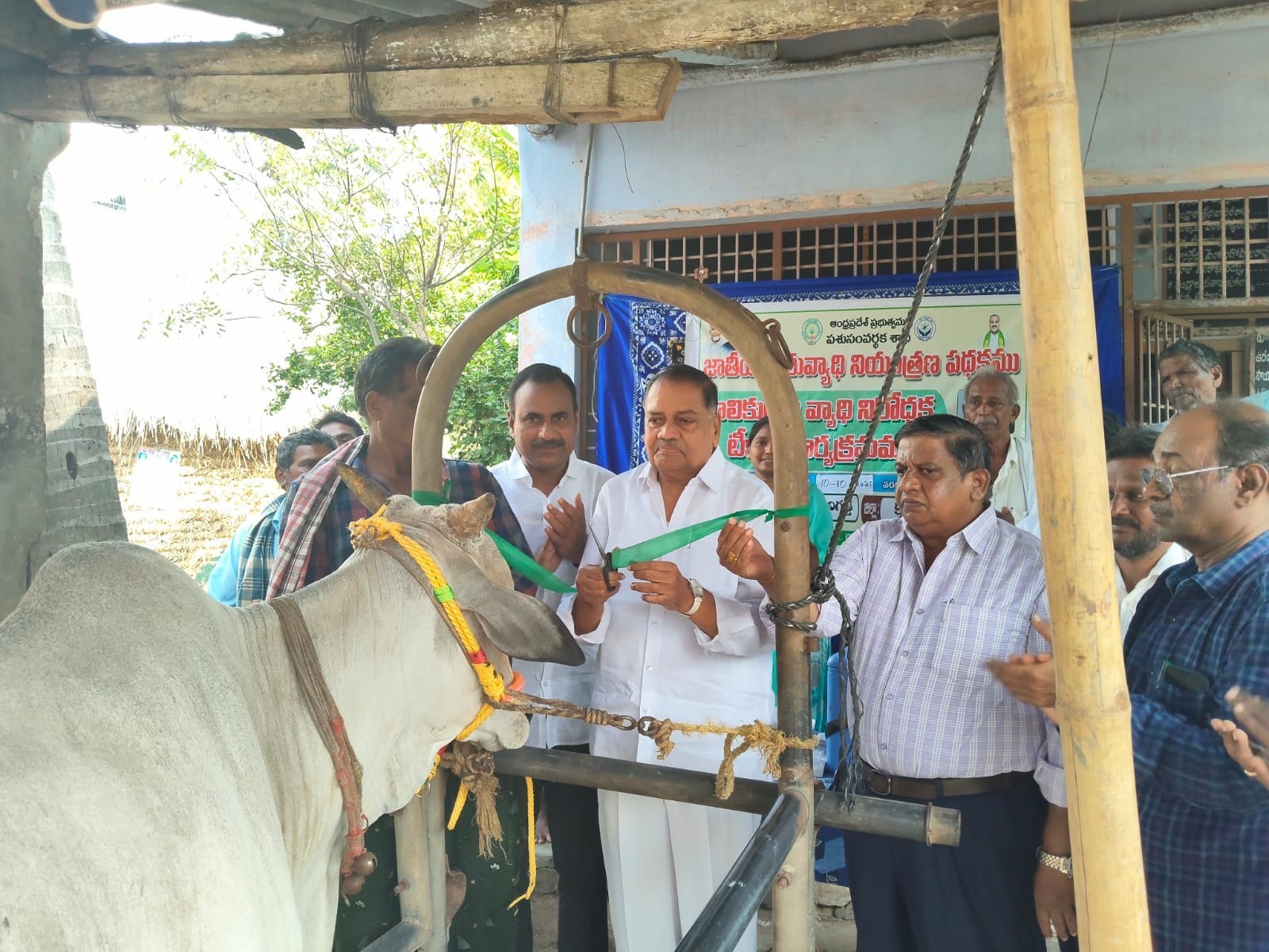 వ్యాధి టీకాల శిబిరం ప్రారంభించిన ఎమ్మెల్యే