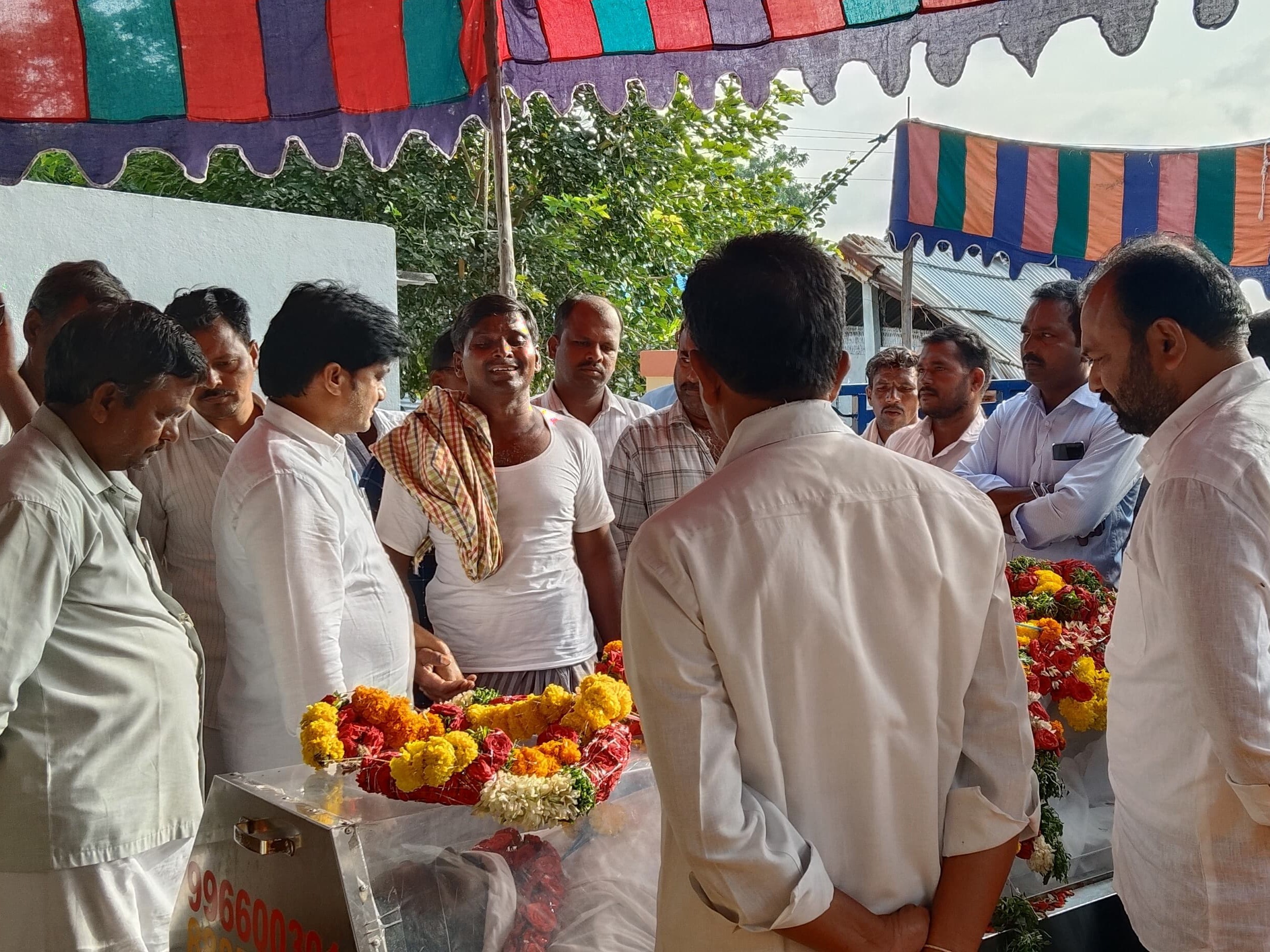 రైతు కుటుంబానికి అండ ఉంటాం: ఎమ్మెల్యే