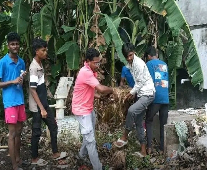 గ్రామ స్వచ్ఛత కార్యక్రమాన్ని చేపట్టిన యువత